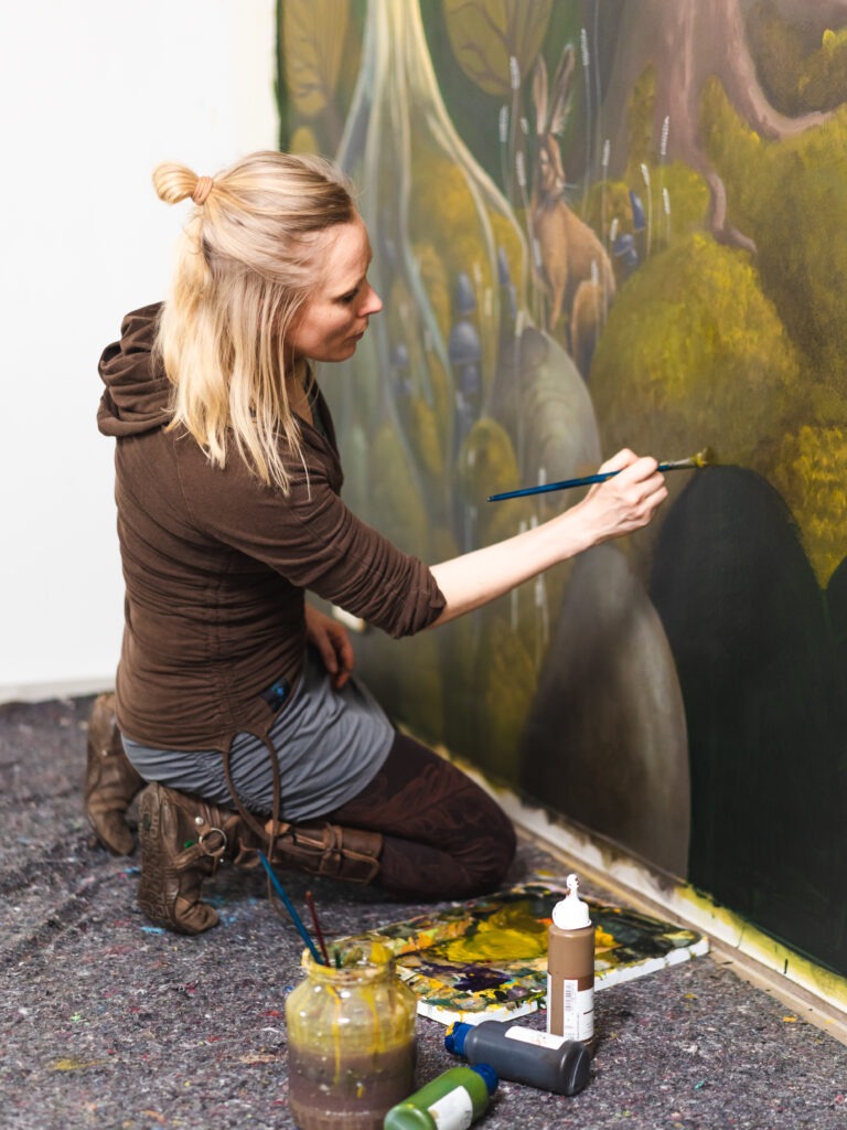 Kathleen beim Malen eines Wandbilds